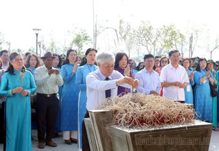 Đoàn đại biểu phụ nữ cả nước hướng về Điện Biên tri ân Anh hùng, liệt sĩ