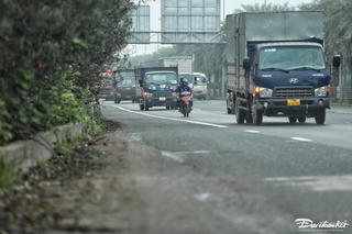 Hà Nội: Xe máy 'đùa với tử thần' trên Đại lộ Thăng Long