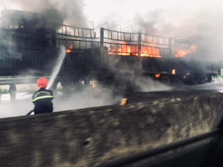 Xe đầu kéo bốc cháy dữ dội trên QL1A