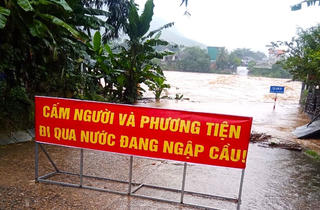 Quảng Ngãi: Mưa lớn gây sạt lở, ngập lụt ở miền núi