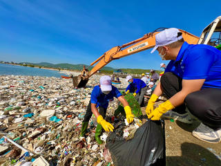 Làm sạch môi trường ở cảng cá Sa Huỳnh