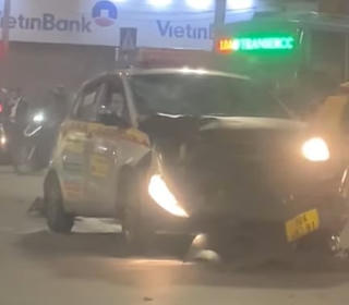 Hà Nội: Taxi mất lái, đâm 2 người dừng đèn đỏ nguy kịch