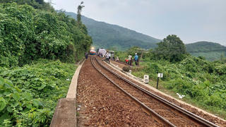 Đường sắt Bắc - Nam qua Đà Nẵng đã thông tuyến sau sự cố tàu hàng trật bánh