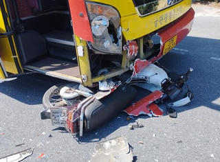 Xe giường nằm va chạm với xe máy, 2 người thương vong