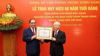 Hình ảnh đồng chí Nông Đức Mạnh nhận Huy hiệu 60 năm tuổi Đảng