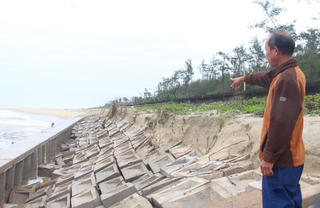 Hỏng hàng trăm mét bờ kè ở biển Tam Thanh