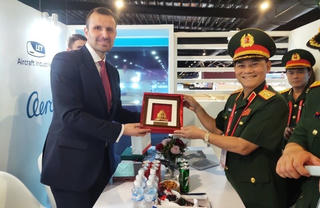 Đoàn Bộ Quốc phòng Việt Nam dự triển lãm quốc phòng lớn nhất châu Á