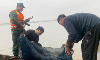 Bắt giữ 2 tàu giã cào đánh bắt hải sản sai vùng biển quy định