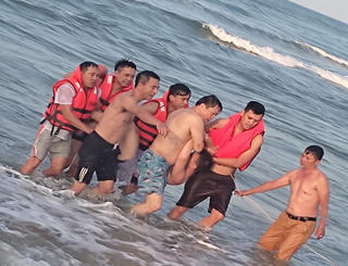 Cán bộ Công an cứu nhiều du khách bị đuối nước khi tắm biển Lăng Cô