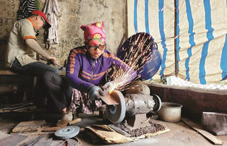 Làng rèn trăm tuổi giữ ngọn lửa nghề