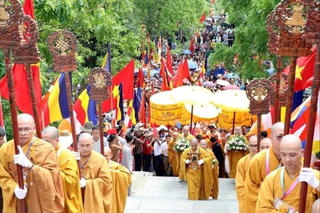 Cung rước, tôn trí xá lợi Đức Phật Thích Ca Mâu Ni tại chùa Tam Chúc