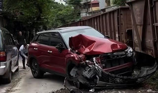Tài xế đỗ xe sát đường sắt, bị tàu hỏa đâm nát đầu ô tô ở Hà Nội