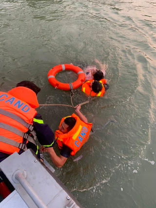 Hà Nội: Cứu nam thanh niên 20 tuổi nhảy cầu Long Biên