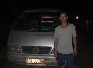 Quảng Trị: Truy xét tài xế tăng ga bỏ chạy, vứt thuốc lá lậu bên lề đường