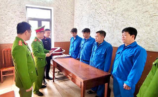 Quảng Ninh: Bắt giam 5 đối tượng khai thác đá đen trái phép