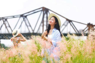 Bãi cỏ màu hồng dưới chân cầu Long Biên thu hút nhiều người dân tới chụp ảnh