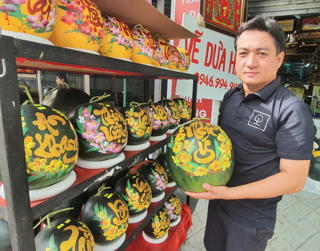 Khắc, vẽ chữ thư pháp trên dưa hấu kiếm bạc triệu