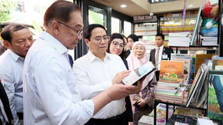 Thủ tướng Việt Nam và người đồng cấp Malaysia thăm Phố sách Hà Nội