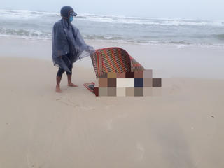 Thừa Thiên - Huế: Phát hiện thi thể nam giới trôi dạt vào bờ biển