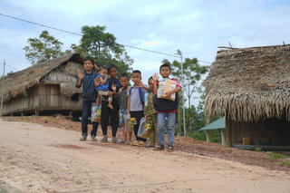 Hỗ trợ người dân và học sinh bản Pa Choong