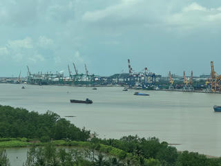 "Xanh hóa' cảng biển: Khó cũng phải làm