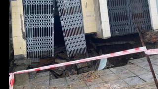 Quảng Ninh: Hố ‘tử thần’ xuất hiện trước cửa nhà dân sau mưa lớn kéo dài