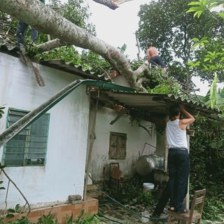 Hàng chục ngôi nhà ở Hà Tĩnh bị sập sau trận lốc lớn