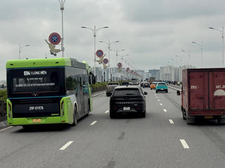 Nhận diện rào cản khi chuyển đổi xe buýt xanh