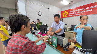 TP Hồ Chí Minh: Người dân hân hoan đón quà Tết Độc lập