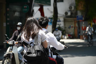 Hà Nội: Tái diễn tình trạng học sinh đi xe máy, xe điện vi phạm luật giao thông 