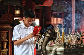 Sĩ tử đến Văn Miếu cầu may trước kỳ thi vào lớp 10