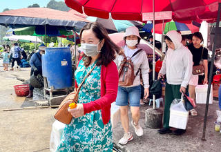 Quảng Ninh: Khách du lịch rủ nhau đi chợ đầu mối mua hải sản