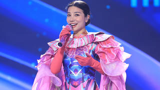 Sứa Thủy Tinh lộ diện là 'hot girl vừa ăn kẹo vừa hát'