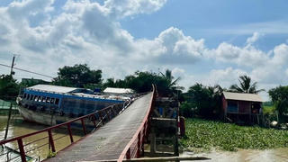 Long An: Ghe tải trọng gần 40 tấn tông lệch cầu thép