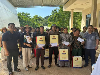 Báo Kinh tế & Đô thị tặng quà người dân bị ảnh hưởng lũ lụt tại xã Nhôn Mai, tỉnh Nghệ An