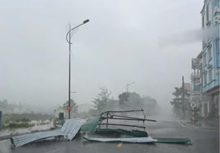 Áp thấp nhiệt đới cách Hoàng Sa khoảng 180 km