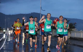 [Ảnh] Chạy xuyên màn mưa chinh phục đường đua cực đẹp bên bờ di sản