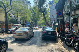 Sau hơn 6 năm triển khai biển báo đỗ xe ngày chẵn, lẻ ở Hà Nội bị 'phá sản'?