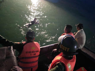 Giải cứu thành công người đàn ông cầm dao nhảy xuống biển đòi tự sát