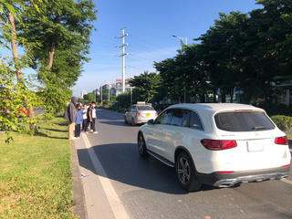 Hà Nội: Xe lao vun vút, người đi bộ 'liều mạng' băng qua đường 