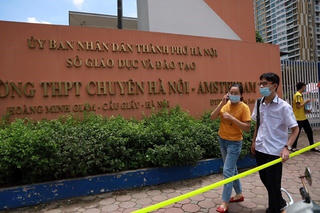 Học bạ toàn điểm 10: Bình thường hay bất thường?