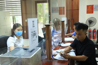 Bất ngờ vì... bị hoãn xuất cảnh