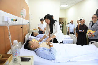 Mặt trận Hà Nội thăm hỏi, động viên nạn nhân trong vụ cháy chung cư mini