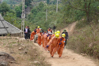 Đưa điện thắp sáng bản làng vùng cao