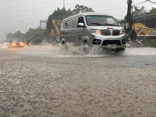 Hà Nội: Một số tuyến đường bị ngập úng vì ảnh hưởng bão số 2