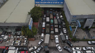 Hàng xe nối dài tại trung tâm đăng kiểm 29-08D trước thời điểm kiểm tra