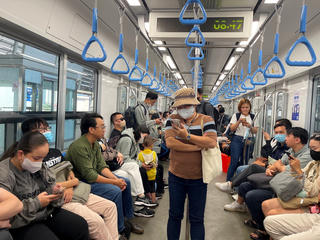Metro số 1 vẫn đông khách sau khi bán vé