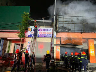 Huế: Cửa hàng đồ điện bốc cháy lúc rạng sáng
