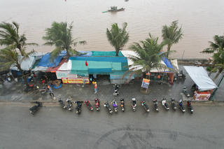 Người dân lấn bờ kè, dựng hàng loạt lều quán để kinh doanh