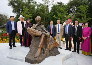 Tượng nghệ thuật Trịnh Công Sơn được đặt bên bờ sông Hương